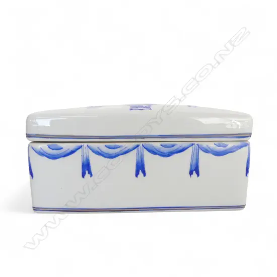 ORIENTAL LIDDED CONTAINER W.200mm soldier & armorial pat.