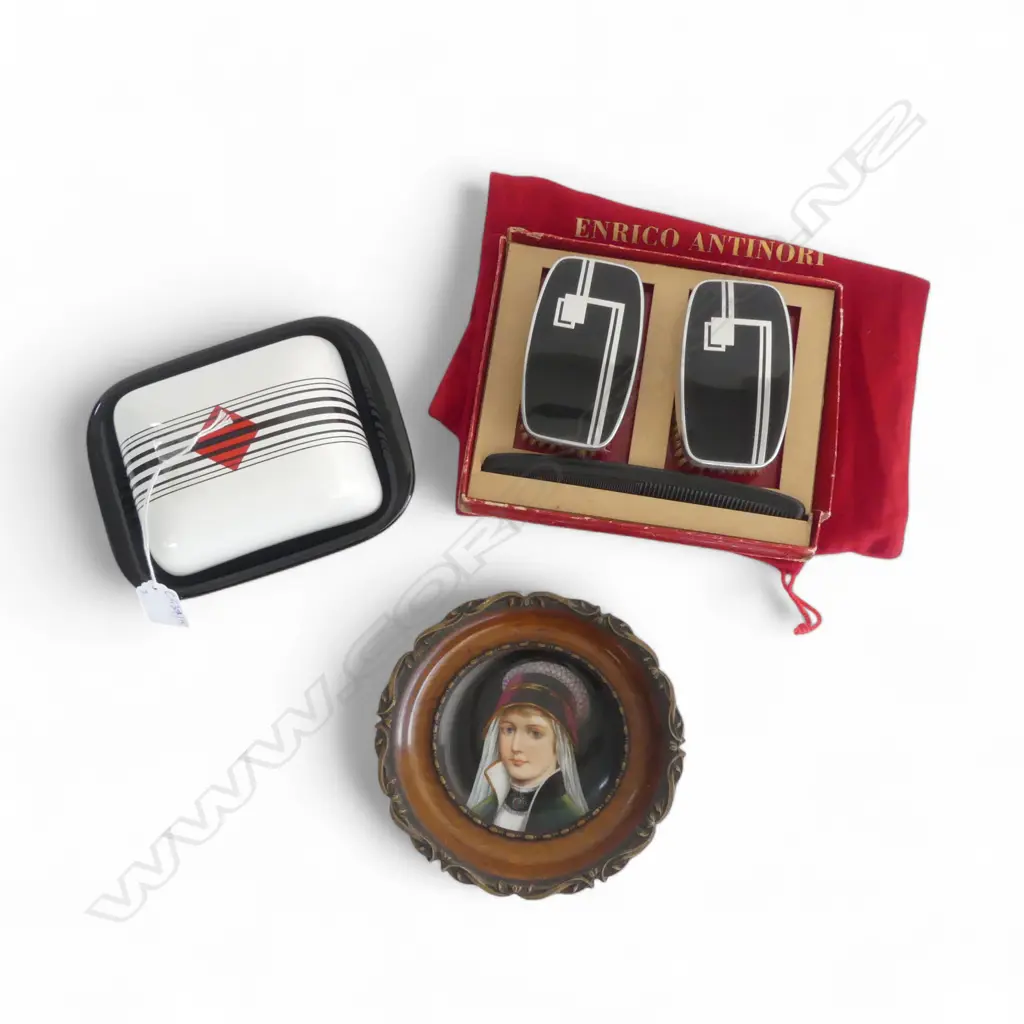 BUTTER DISH, PORTRAIT ON CERAMIC (160mm dia total), 2 DECO CLOTHES BRUSHES & COMB Image 1++