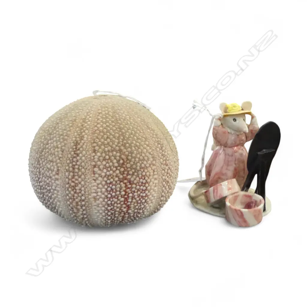 K.K. LADY MOUSE SMALL SCULPTURE + SEA URCHIN SHELL Dia.115mm Image 1++