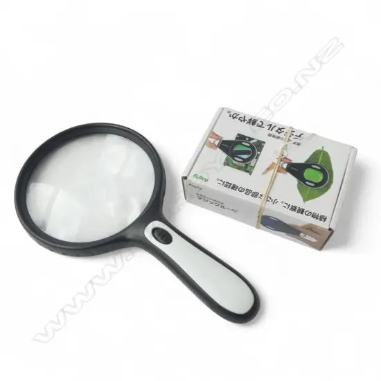 2 MAGNIFYING GLASSES