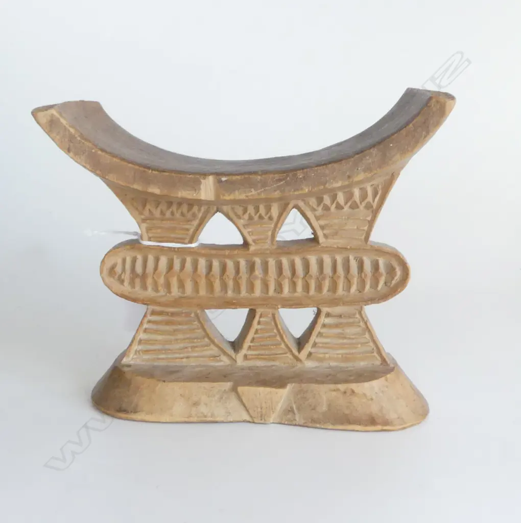 Tsonga Mozambique carved wood headrest with concave topped bar, Image 1++