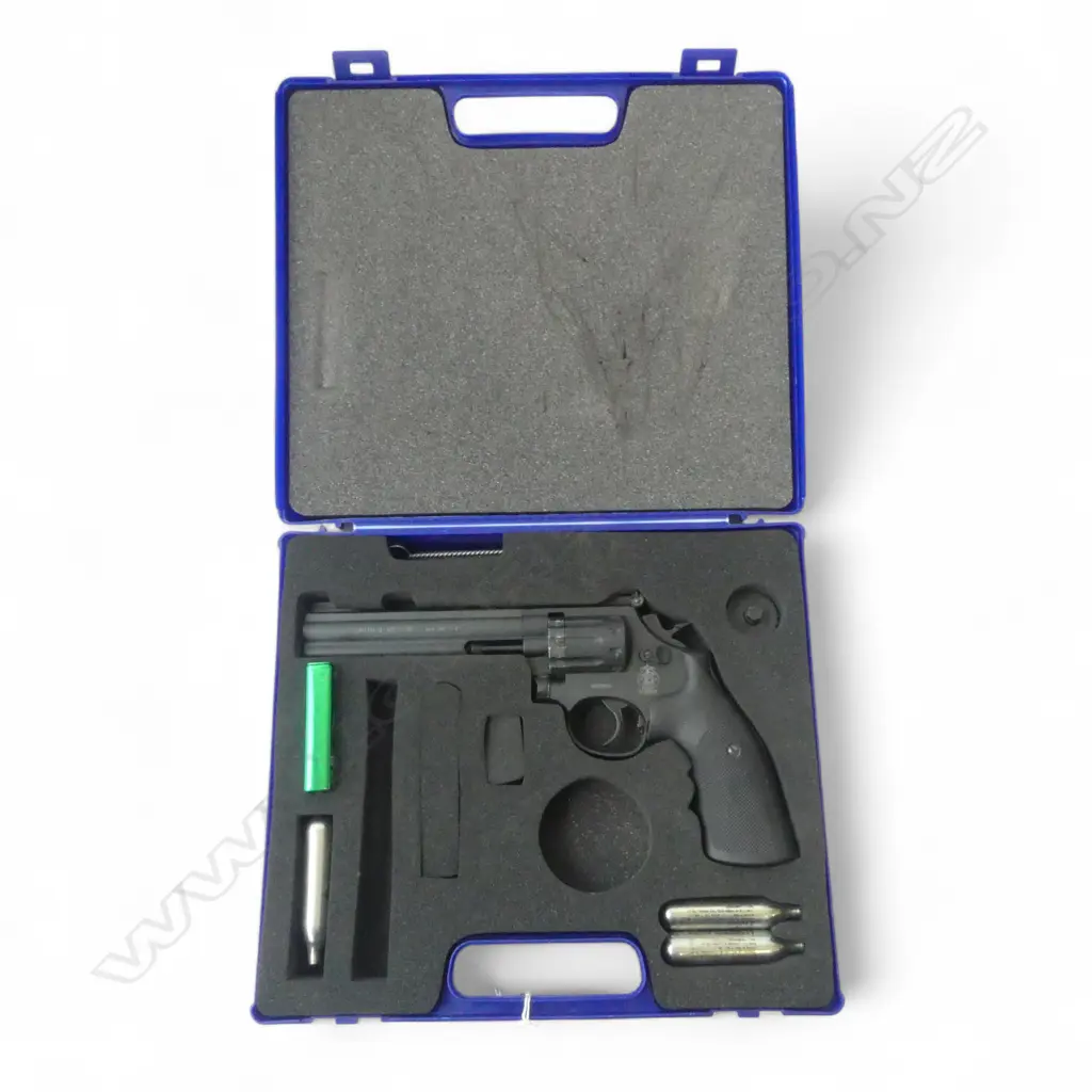 UMAREX SMITH & WESSON GAS POWERED AIR PISTOL MOD. 586-6 in case **Buyer must be 18+ years old.**  Image 1++