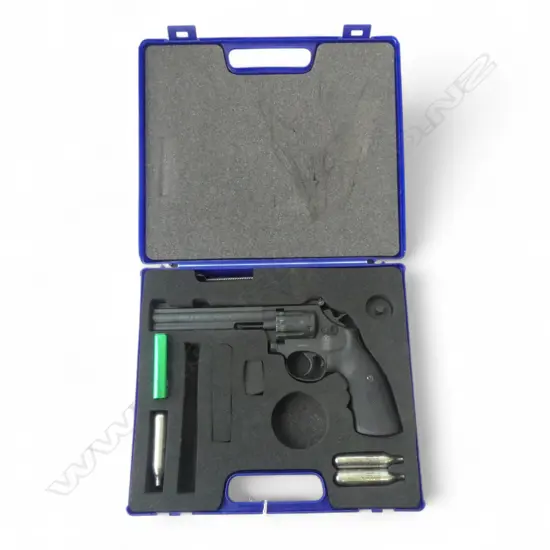 UMAREX SMITH & WESSON GAS POWERED AIR PISTOL MOD. 586-6 in case **Buyer must be 18+ years old.** 