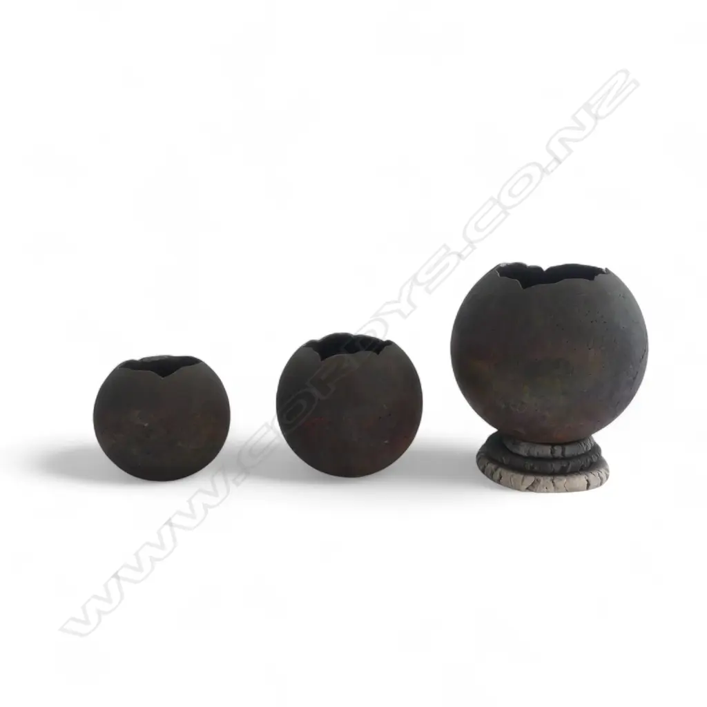 2 (3?!)  MAUREEN HUNTER N.Z. STUDIO POTTERY RAKU FIRED ORBS ON STANDS H.120mm Image 1++