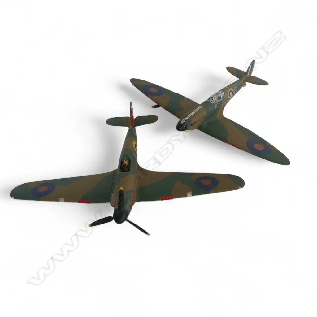 2 MODEL WWII PLANES; HAWKER HURRICANE & SUPERMARINE SPITFIRE 470x380x165mm propellers AF Image 1++