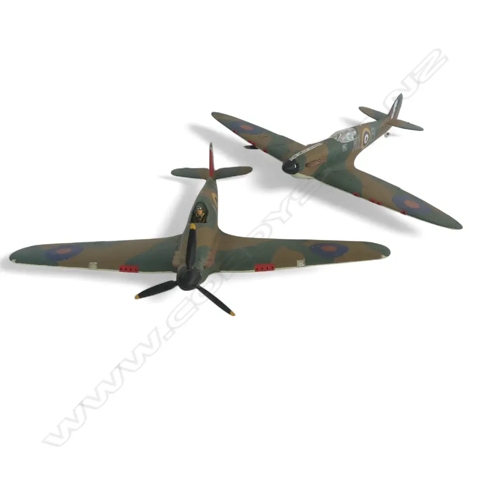2 MODEL WWII PLANES; HAWKER HURRICANE & SUPERMARINE SPITFIRE 470x380x165mm propellers AF Image 1++
