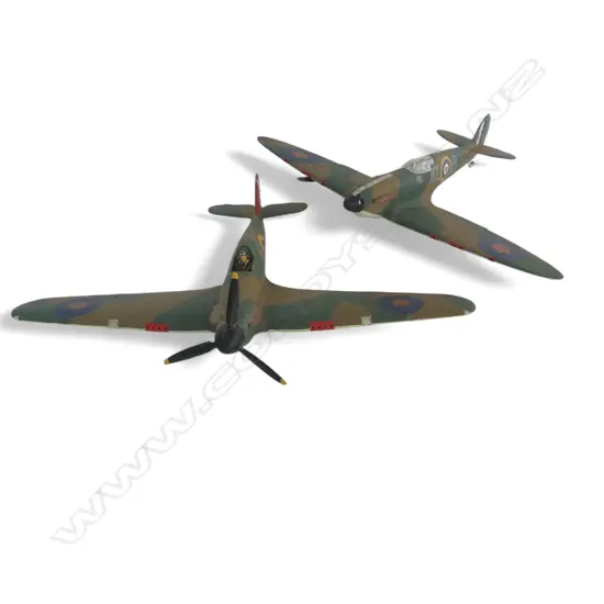 2 MODEL WWII PLANES; HAWKER HURRICANE & SUPERMARINE SPITFIRE 470x380x165mm propellers AF