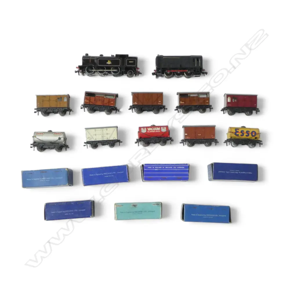 HORNBY DUPLO ELECTRIC 2 ENGINES & 7 BOXED CARRIAGES  & 3 UNBOXED Image 1++