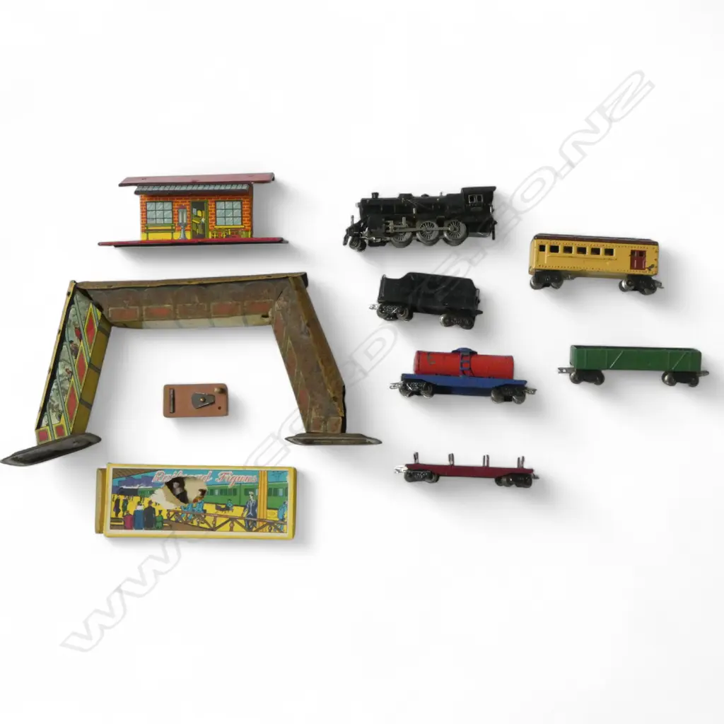 SAKAI STANDARD ELECTRIC ENGINE TENDER 4 CARRIAGES TIN OVER BRIDGE & RAILWAY FIGURES Image 1++