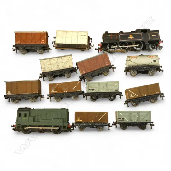HORNBY DUPLO ELECTRIC 2 ENGINES & 11 CARRIAGES