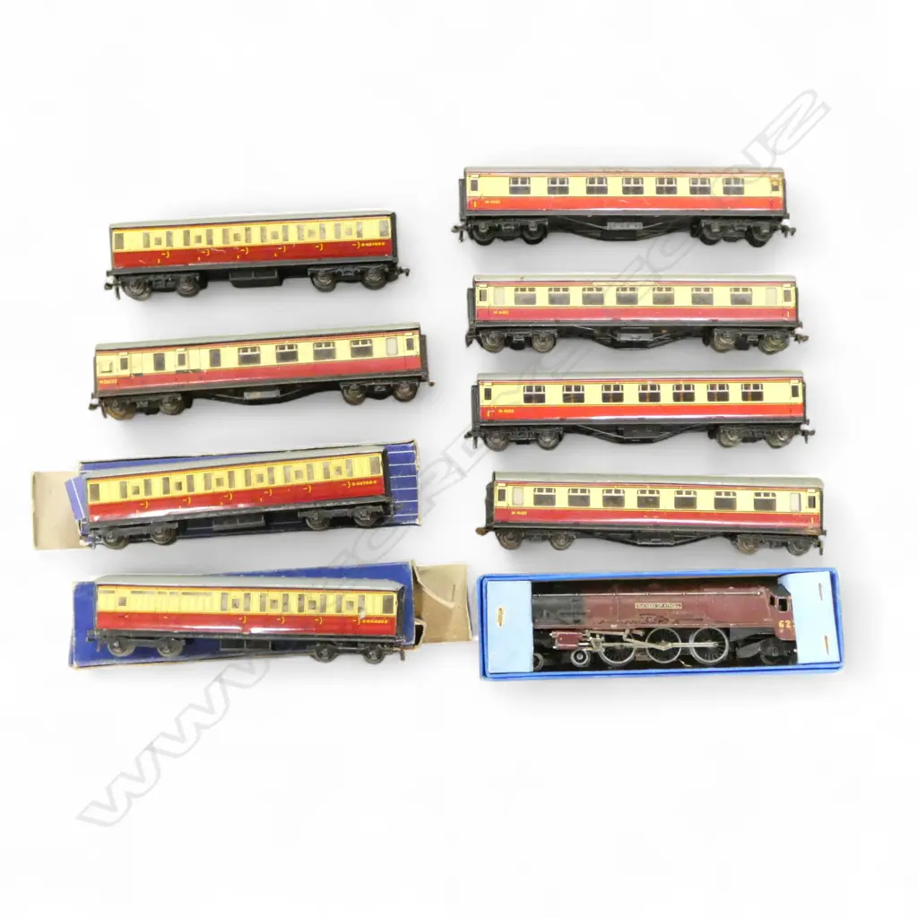 HORNBY DUPLO ELECTRIC ENGINE & 8 PASSENGER CARRIAGES Image 1++