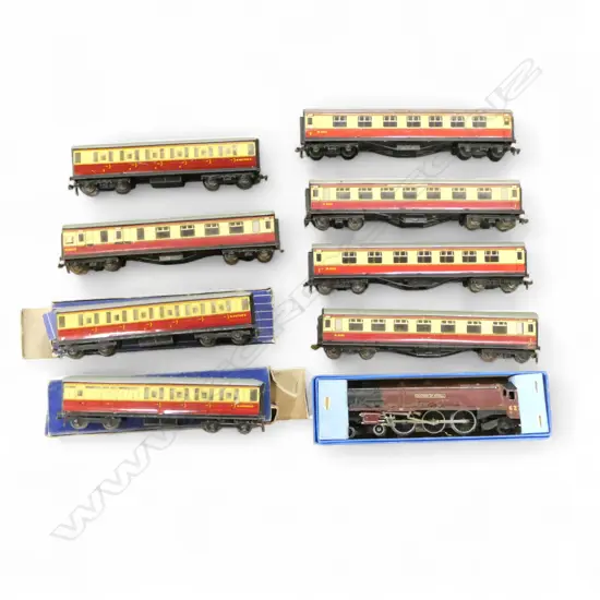 HORNBY DUPLO ELECTRIC ENGINE & 8 PASSENGER CARRIAGES