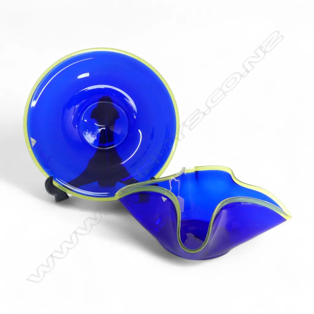 TWO ART GLASS VESSELS  CIRCULAR PLATTER ON STAND 345 mm (DIA) AND MATCHING HANDKERCHIEF SHAPED BOWL 120 x 310 mm Image 1++