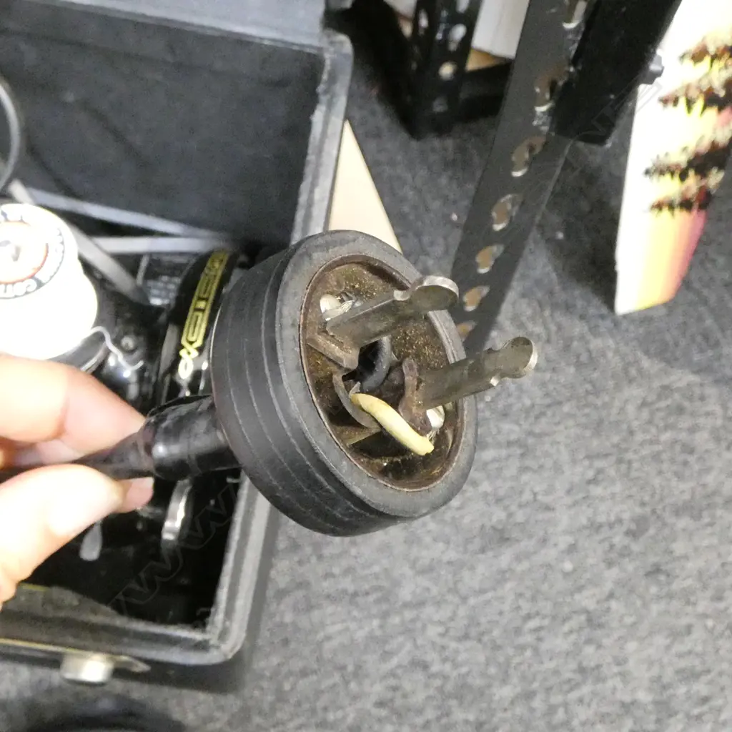 **RTV**ANTIQUE SINGER PORTABLE ELECTRIC SEWING MACHINE 221-1, w. ATTACHMENTS & INSTRUCTIONS, CASED 365x210x300mm... Image 1++