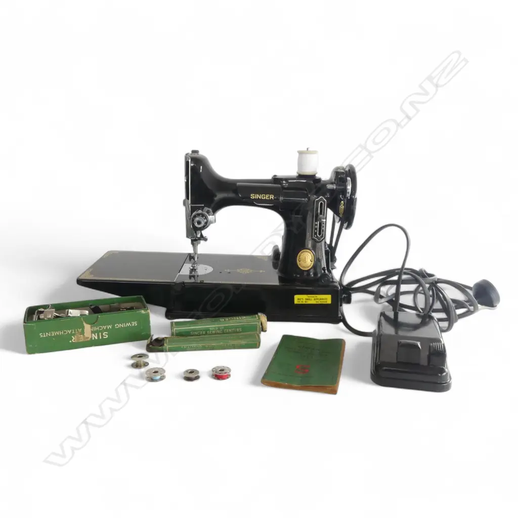 **RTV**ANTIQUE SINGER PORTABLE ELECTRIC SEWING MACHINE 221-1, w. ATTACHMENTS & INSTRUCTIONS, CASED 365x210x300mm... Image 1++