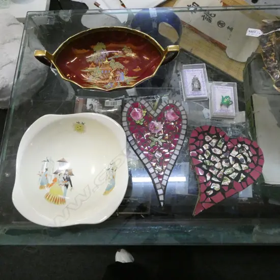 6 PCES; CROWN DEVON DISH W.310mm, BESWICK BOWL, 2 THIMBLES, 2 MOSAIC HEARTS H.255mm