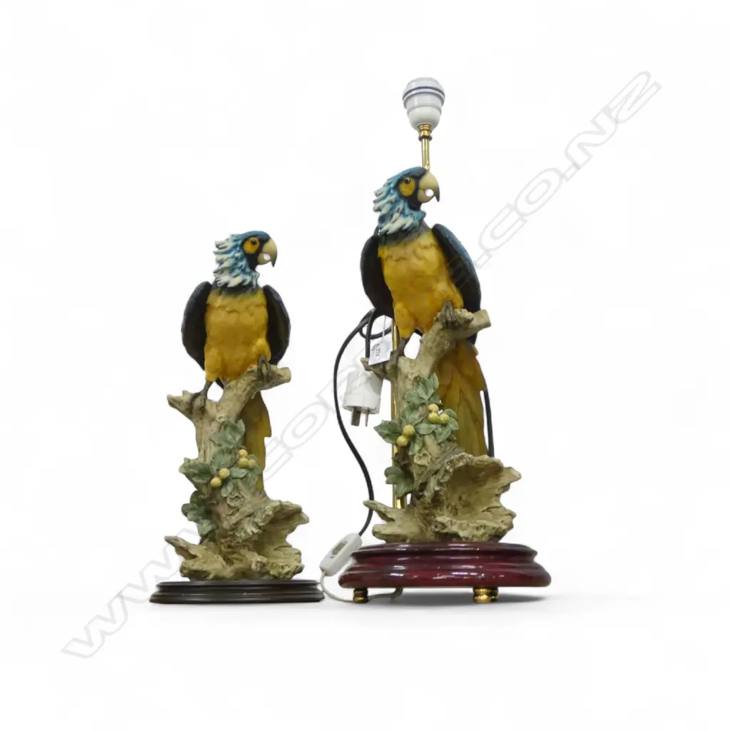 A TABLE LAMP WITH A COMPOSITE MACAW FIGURINE 565 mm (H) AND ANOTHER MACAW COMPOSITE FIGURINE 400 mm (H) Image 1++