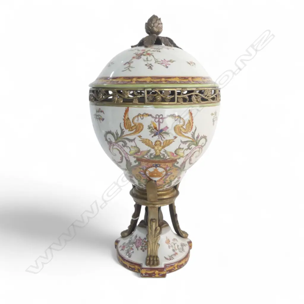 A LARGE WONG LEE PORCELAIN LIDDED URN WITH GILT METAL MOUNTS 535mm (H) Image 1++