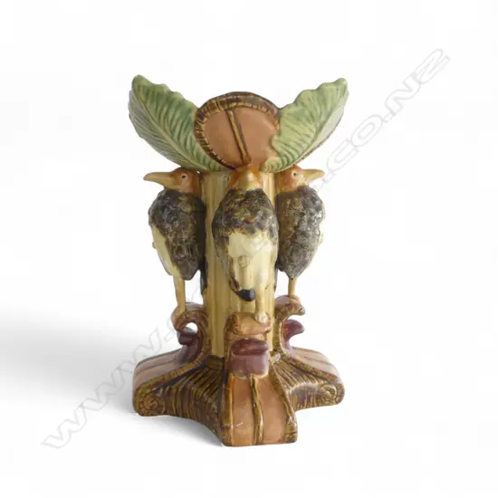 A CERAMIC PEDESTAL VASE DEPICTING BIRDS  209mm(H) (SOME LOSS OF GLAZE)