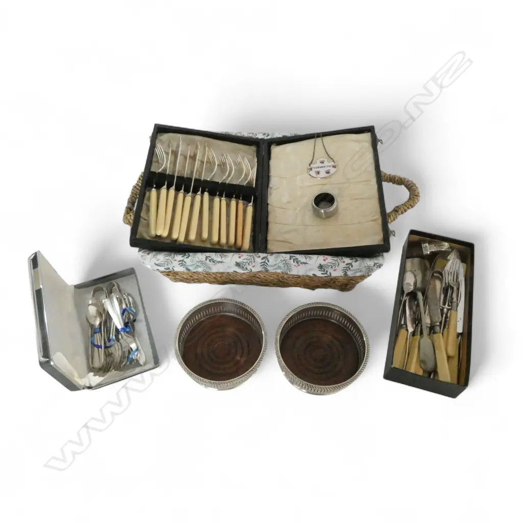 ASST. EP CUTLERY INCL. CASED FISH SET, PR WINE COASTERS ETC Image 1++