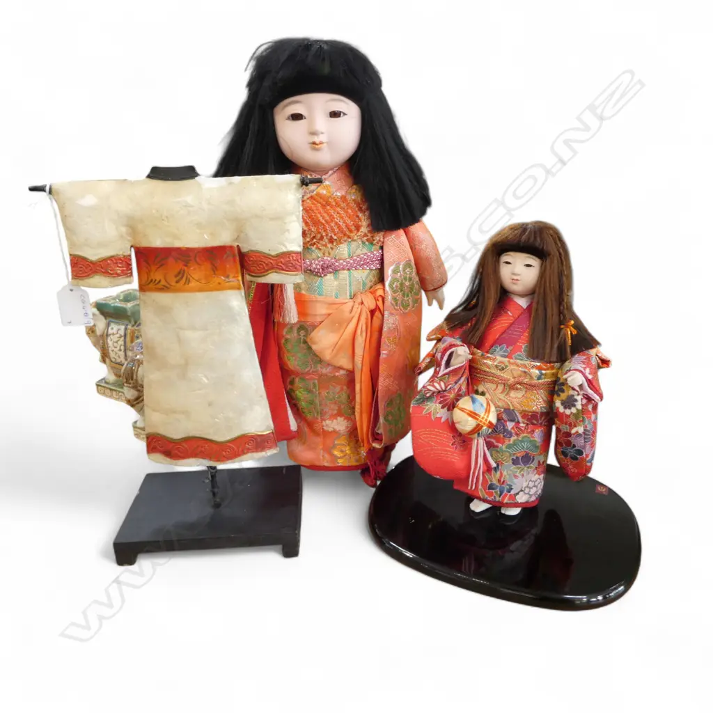 2 JAPANESE COSTUME DOLLS + KIMONO SCULPTURE H.410mm Image 1++