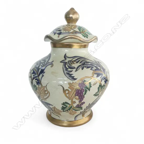 A SUBSTANTIAL ITALIAN EARTHENWARE URN BY G.FIERAVINO PAINTED WITH GRAPE VINES 455mm (H)