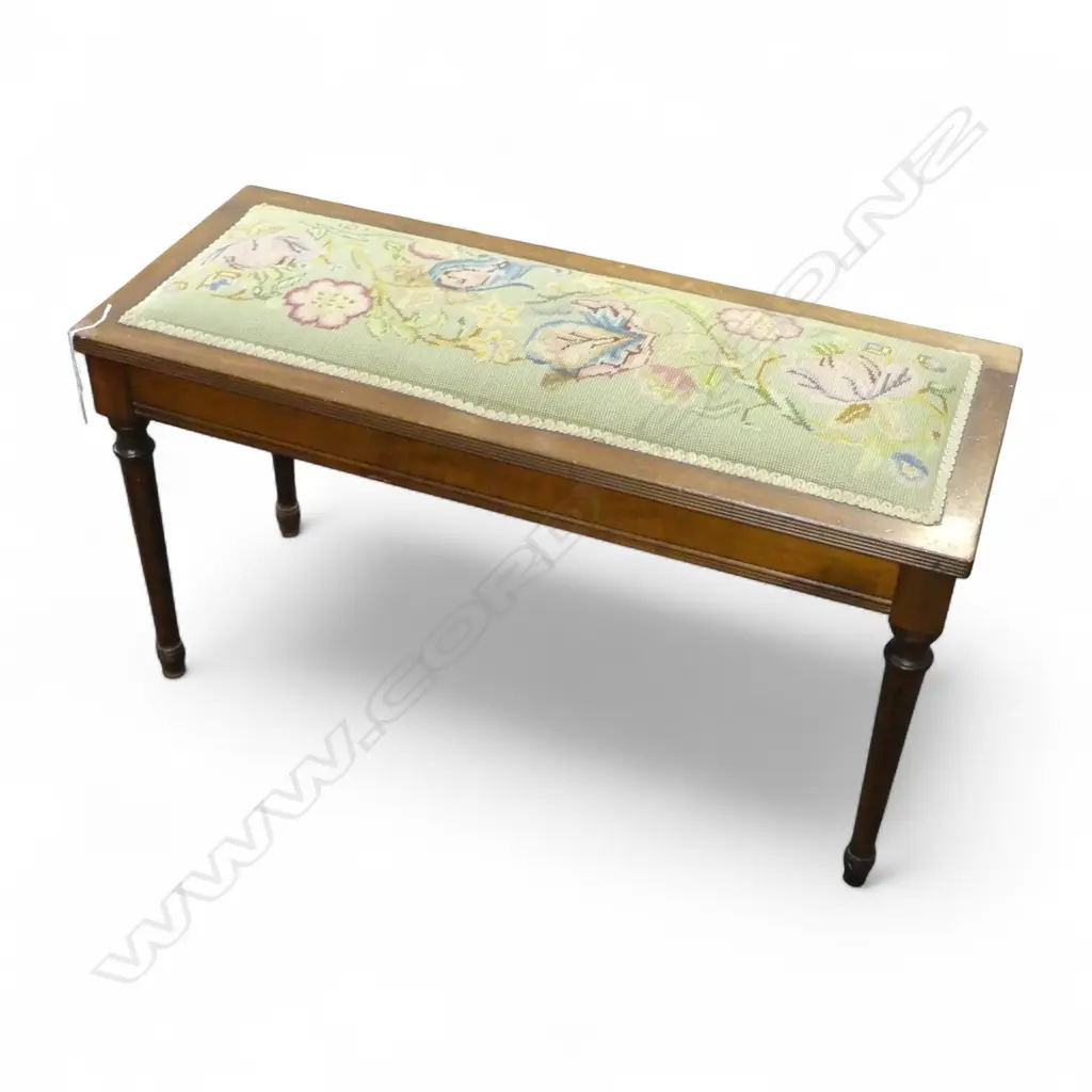 NEEDLEWORK STOOL W.875mm Image 1++
