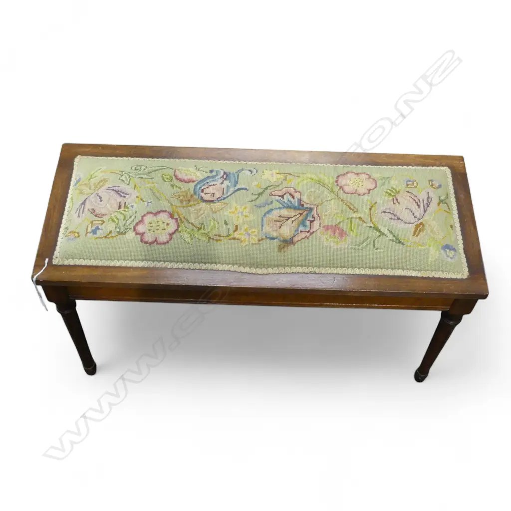NEEDLEWORK STOOL W.875mm Image 1++