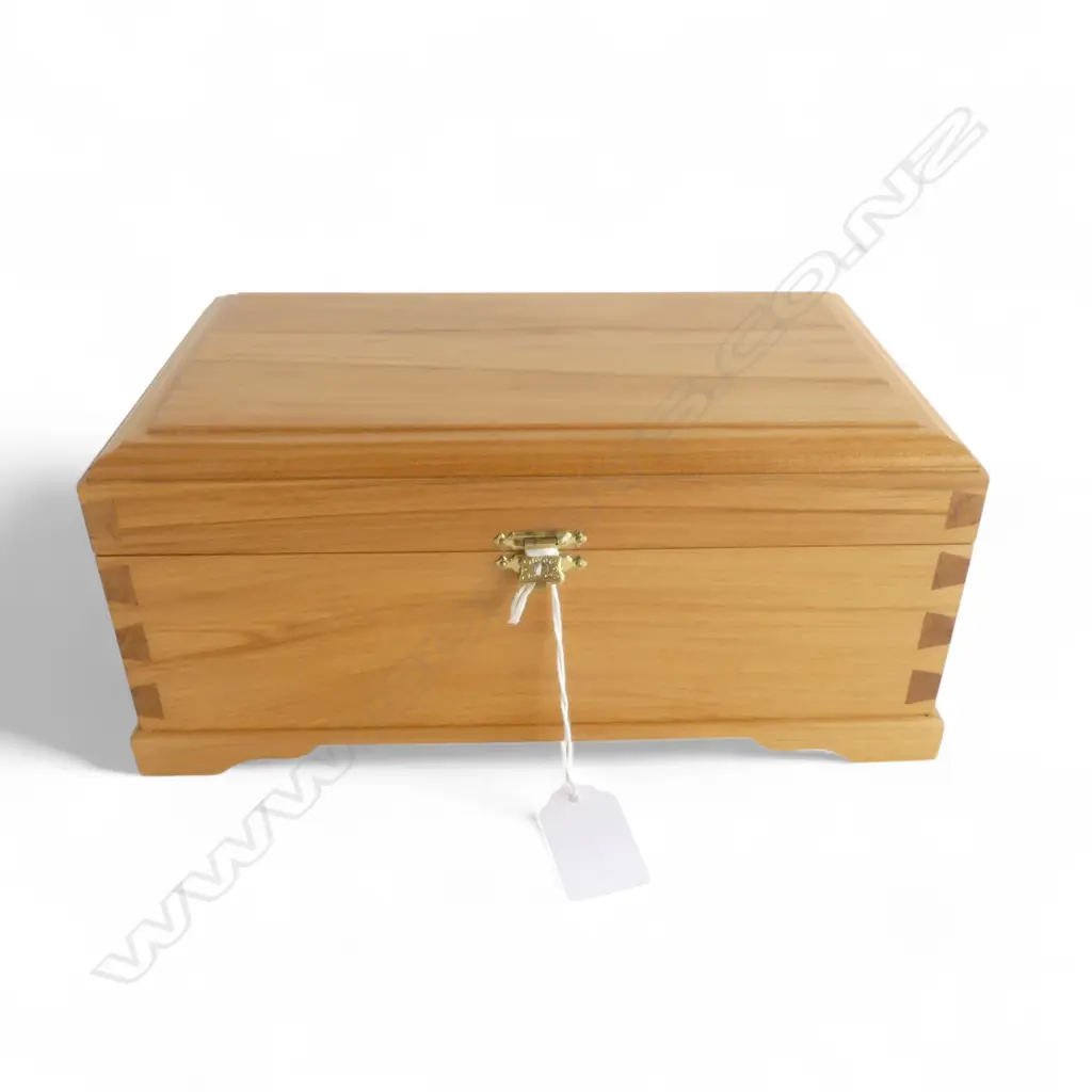 HANDMADE HEART RIMU & KAURI TRIM BOX DOVETAILED AND INTERIOR VELVET LINED 250x155x110mm Image 1++