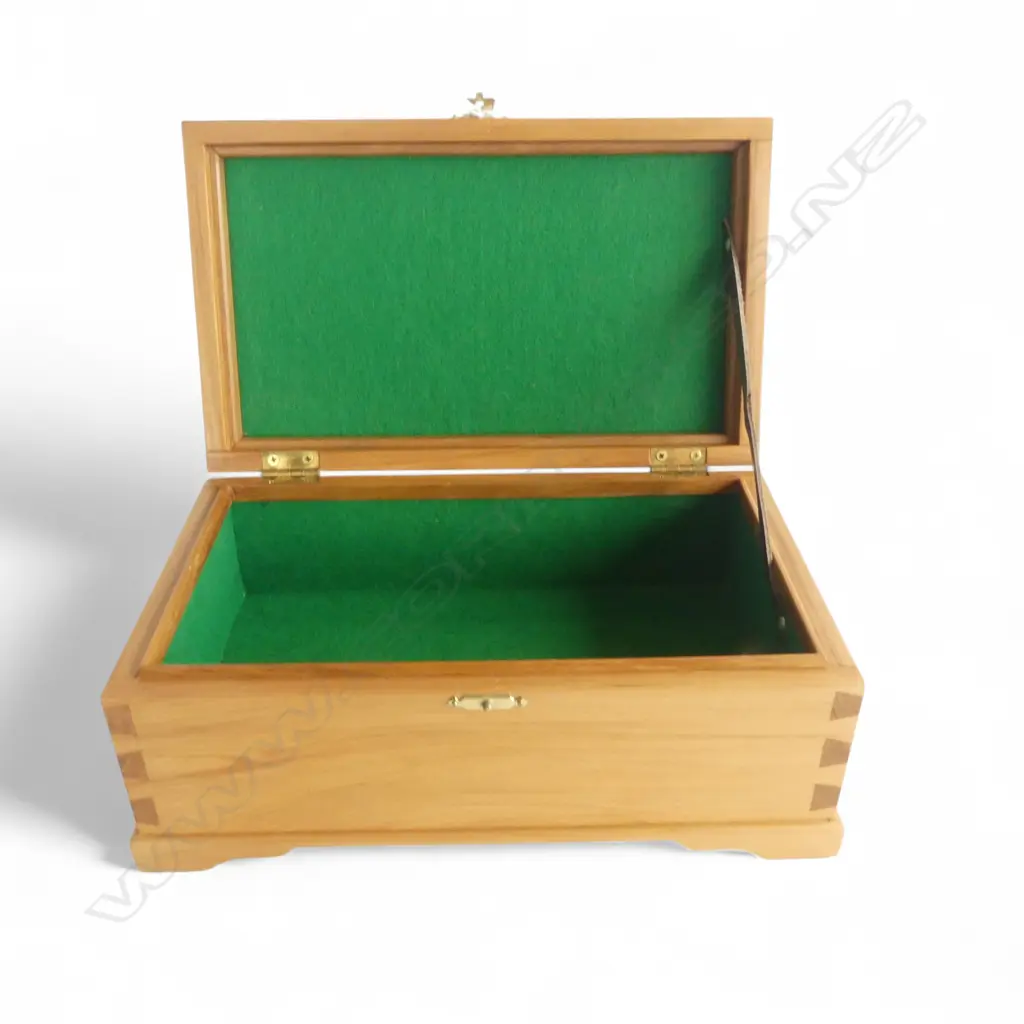 HANDMADE HEART RIMU & KAURI TRIM BOX DOVETAILED AND INTERIOR VELVET LINED 250x155x110mm Image 1++