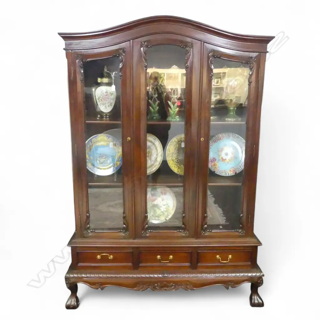 A LARGE MAHOGONY THREE DOOR DISPLAY CABINET 2030 mm x 1260 mm   Image 1++