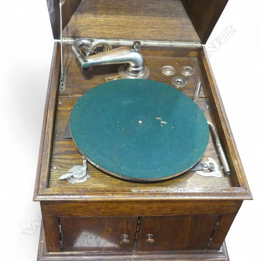 VINTAGE OAK TABLE GRAMAPHONE  Image 1++