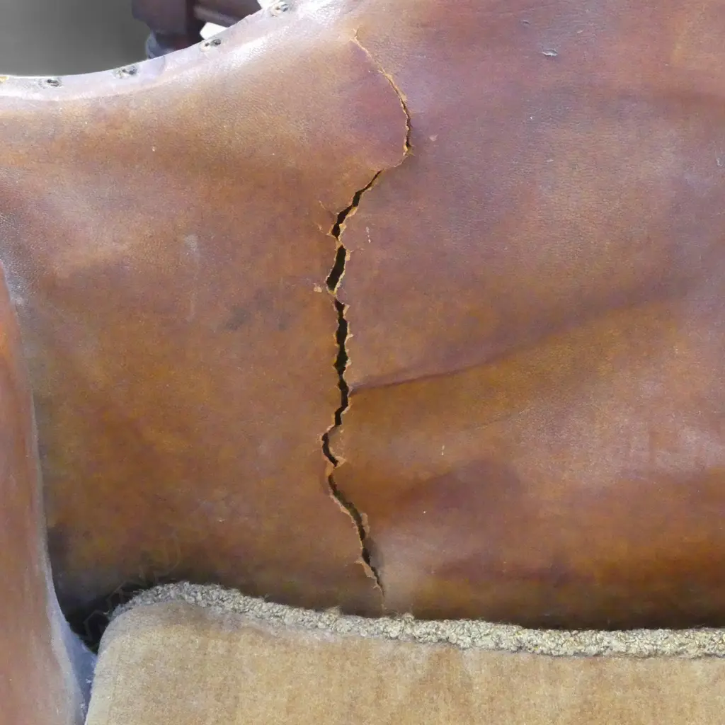 VINTAGE LEATHER FIRE SIDE CHAIR tear in back 580x450x625mm Image 1++