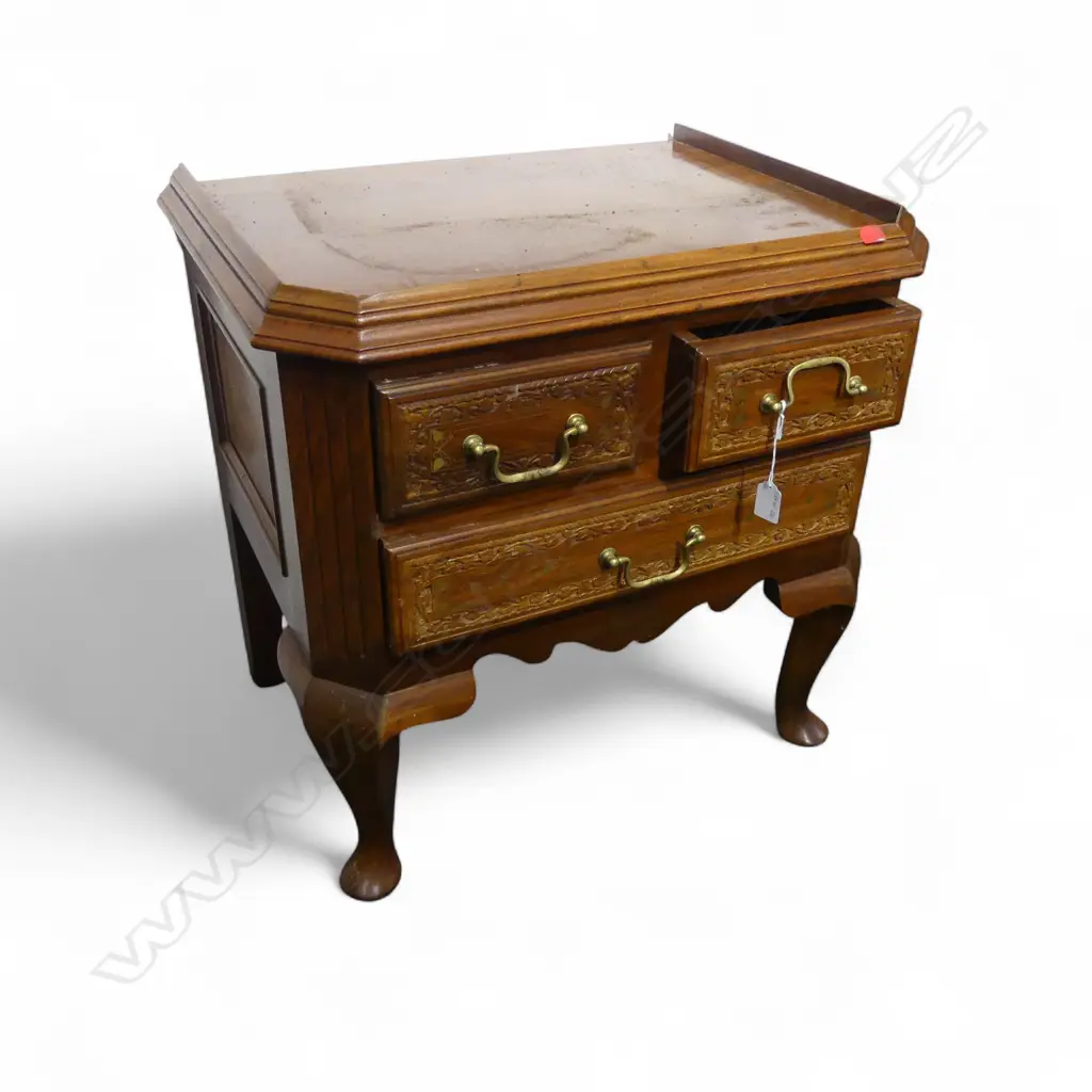 A SMALL THREE DRAWER CABINET 620 X 460x 630 mm Image 1++