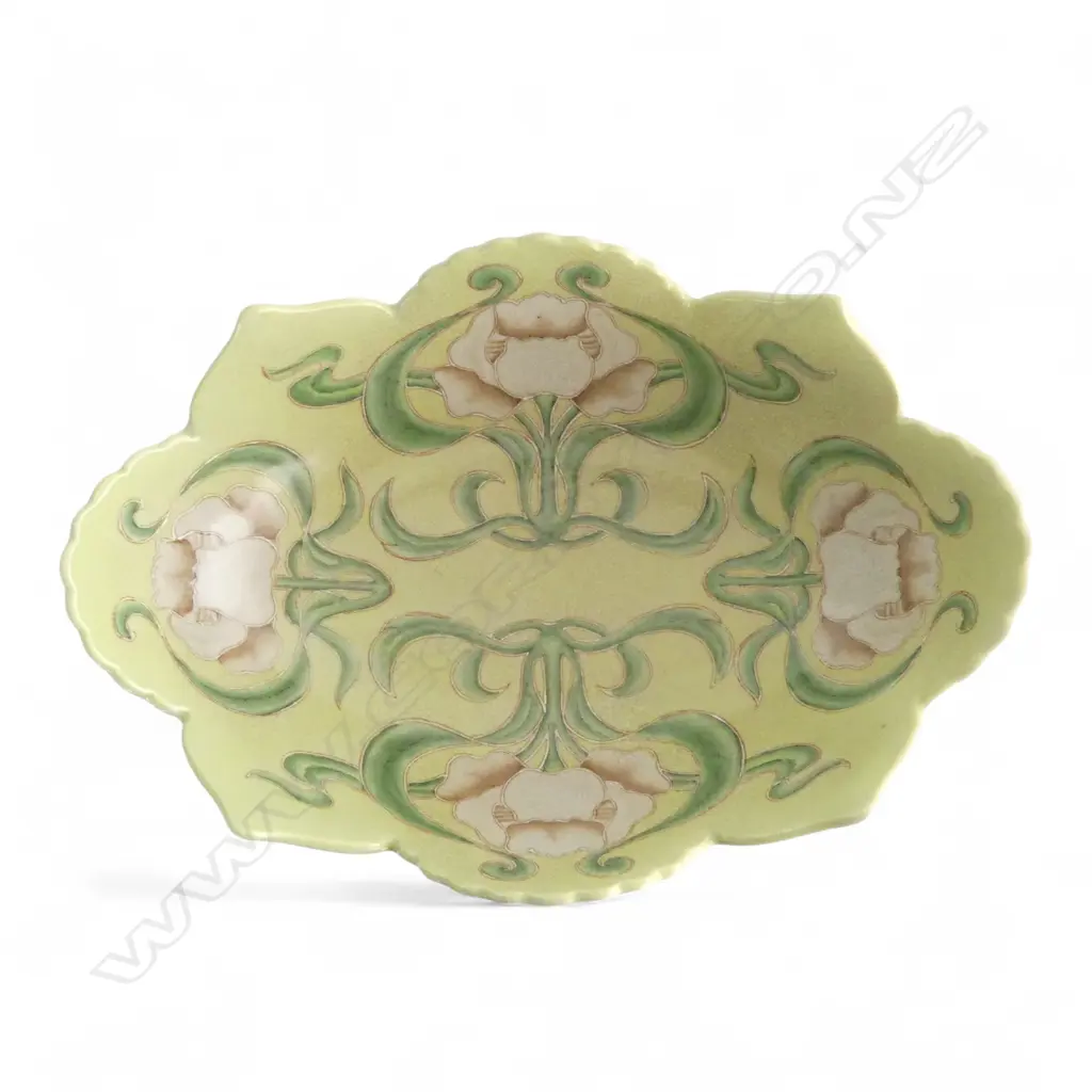A 20TH C. ART NOUVEAU STYLE PORCELAIN CENTREPIECE ON GILT METAL BASE 450mm (H) Image 1++