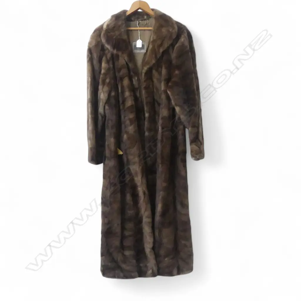 VINTAGE 'SALONICA FURS' FUR COAT Image 1++