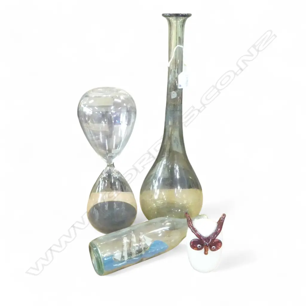 4 GLASS ITEMS; LG BOTTLE VASE H.510mm, LG HOURGLASS, HUTSCHENREUTHER OWL, SHIP IN BOTTLE Image 1++