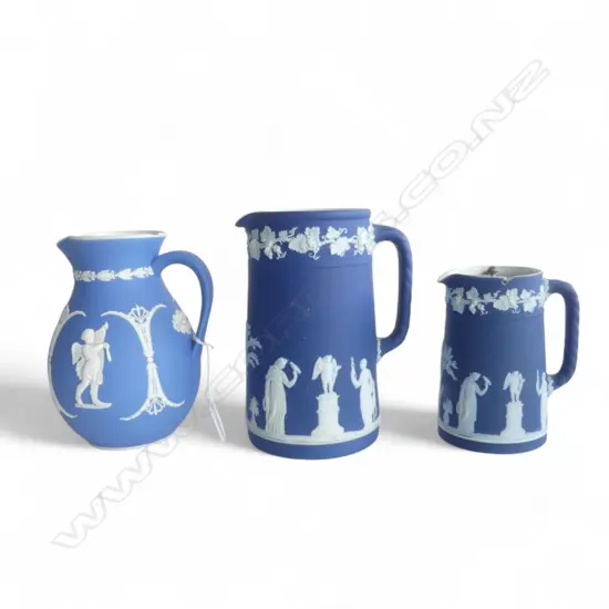3 WEDGWOOD BLUE JASPER WARE JUGS H.190mm 1 w. RIM CHIP
