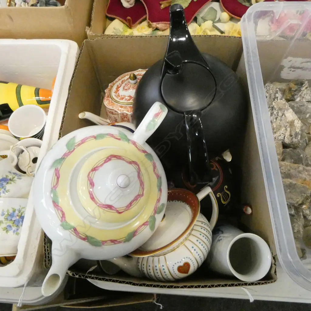 COLLECTION OF 7 CHINA TEAPOTS (WORCESTER, ROSENTHAL, etc), COPENHAGEN VASE + PR ROBERTO CAVALLI C/S Image 1++