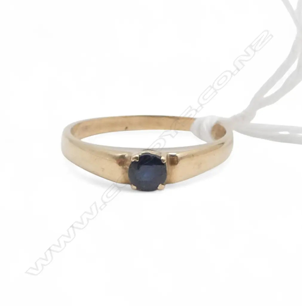 9ct GOLD & SAPPHIRE RING 1.89gms shank oval in shape size M Image 1++