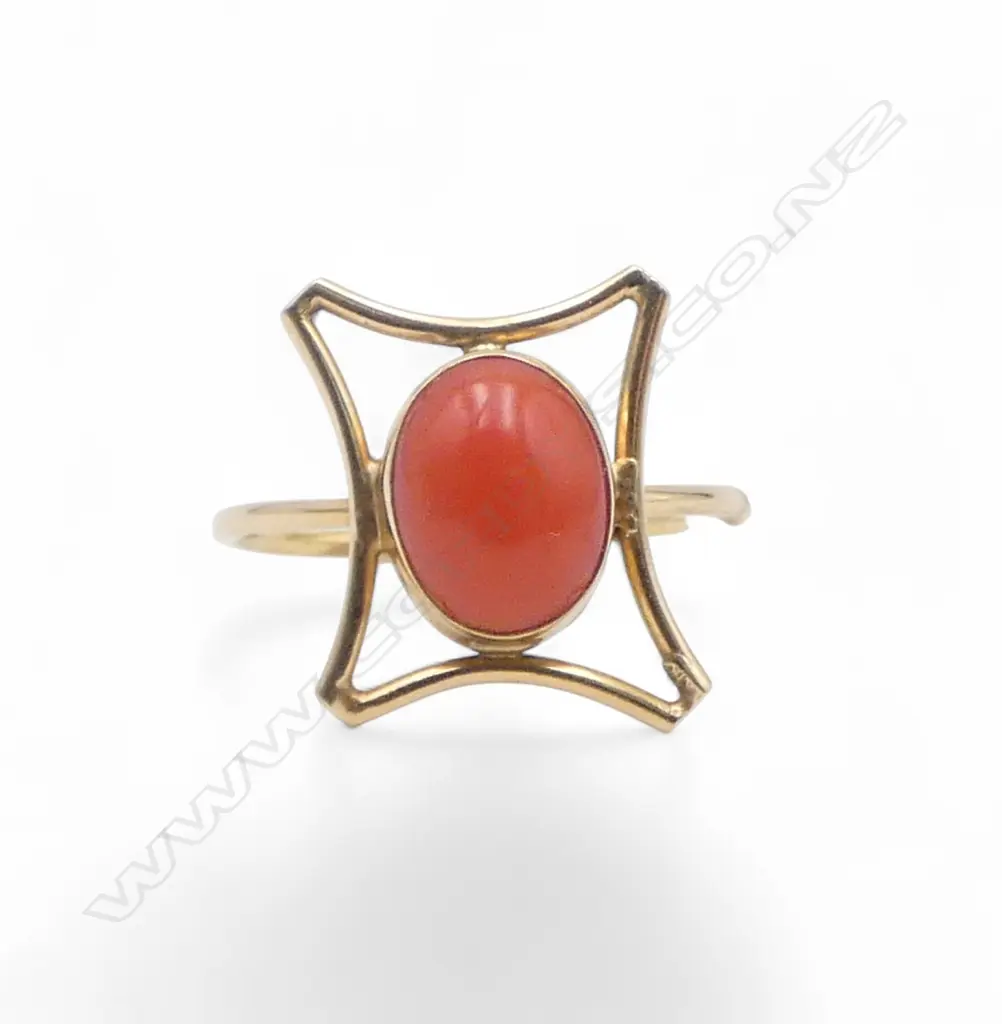 18CT GOLD AND CORAL RING 1.80gms SIZE K Image 1++