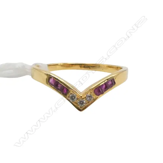 14ct DIAMOND & RUBY RING SIZE M