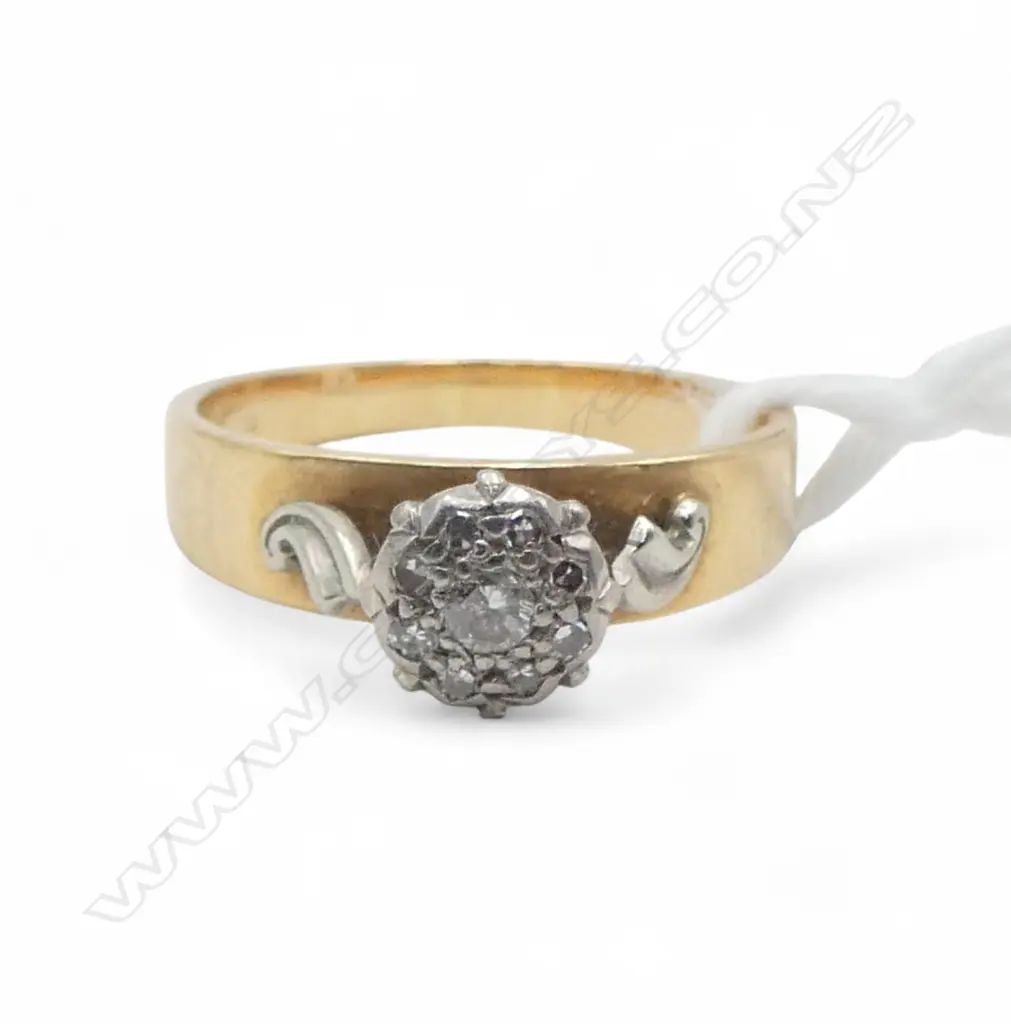 18CT GOLD AND DIAMOND CLUSTER RING 3.8gms (VALUATION) size L Image 1++