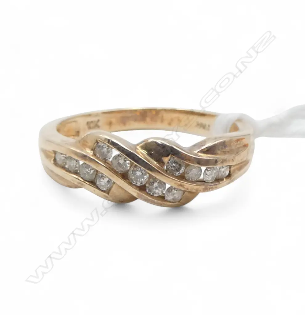 10ct GOLD & DIAMOND RING 2.79gms SIZE O1/2 Image 1++
