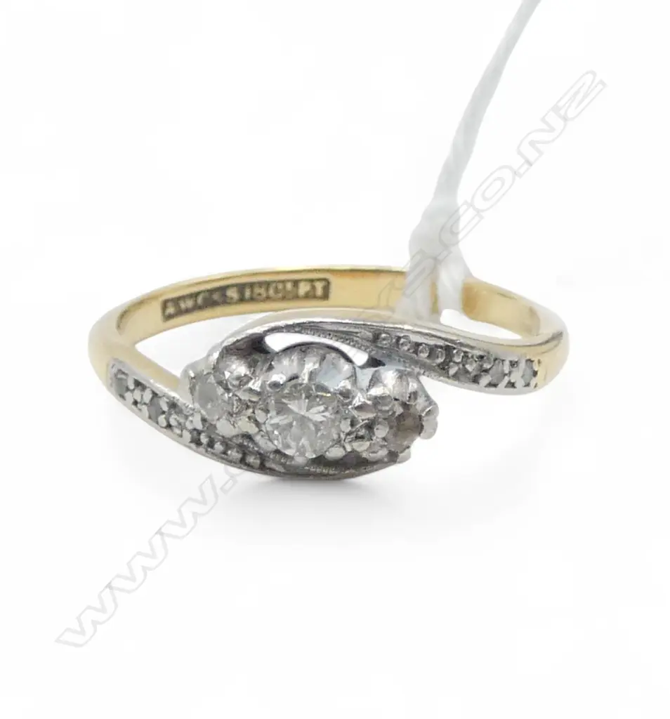 18ct GOLD & DIAMOND VINTAGE RING with valuation SIZE M Image 1++
