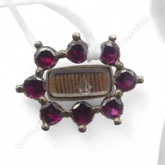 9ct GOLD VICTORIAN almandine GARNET MOURNING BROOCH glass set. Faulted 1.68gms