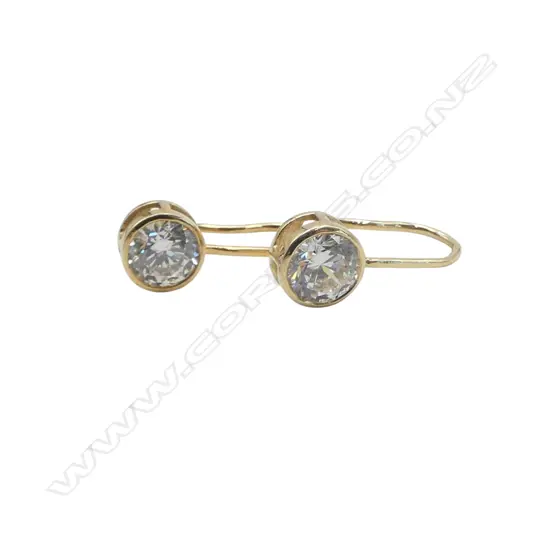 9ct gold CZ pair of earrings 1.6gms