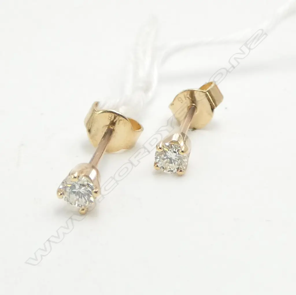 PAIR 9ct YELLOW GOLD & SOLITAIRE DIAMOND STUD EARRINGS TDW. 0.20ct Image 1++