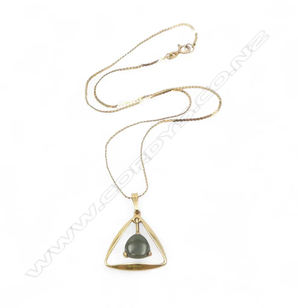 9ct NZ GOLD CHAIN W 9ct GOLD & POUNAMU RETRO PENDANT triangular form. 4gms Image 1++