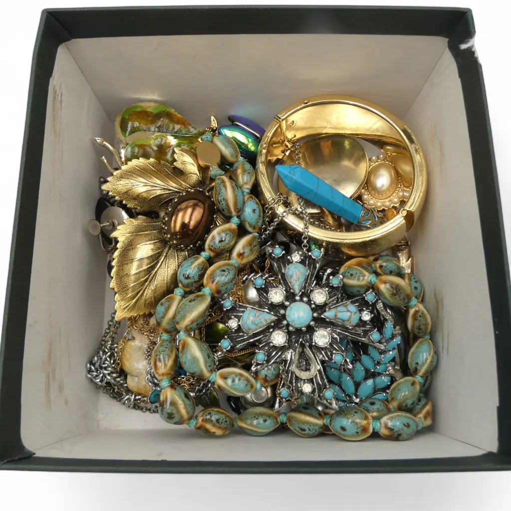 ASST. COSTUME JEWELLERY INCL. TRAVEL CLOCK Image 1++
